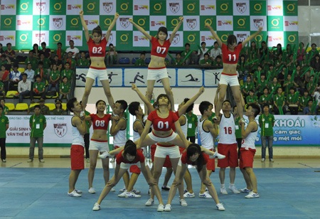 Ngỡ ngàng khả năng tạo hình của cheerleader - 8 Ngỡ ngàng khả năng tạo hình của cheerleader - 8