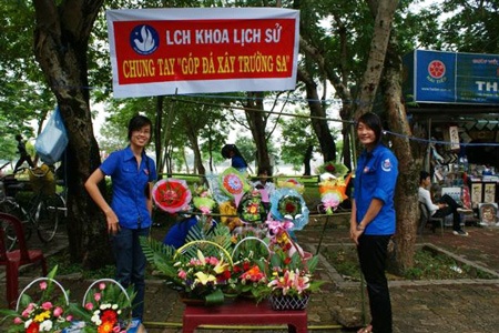 Sinh viên háo hức bán hoa hồng mừng ngày 20/10 - 5 Sinh viên háo hức bán hoa hồng mừng ngày 20/10 - 5