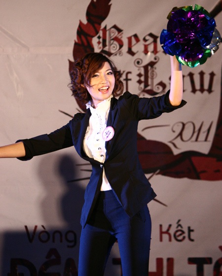 Xem màn ảo thuật thú vị của nữ sinh ĐH Luật - 4