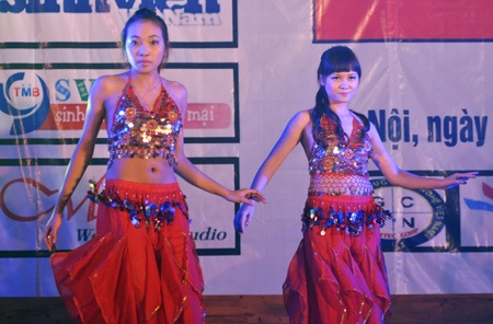 Hoa khôi Thương mại diễn xiếc chào đón tân SV - 11 Hoa khôi Thương mại diễn xiếc chào đón tân SV - 11