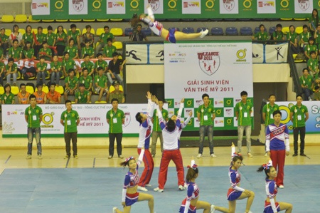 Thót tim những màn “tung hứng” nữ sinh - 10 Thót tim những màn “tung hứng” nữ sinh - 10