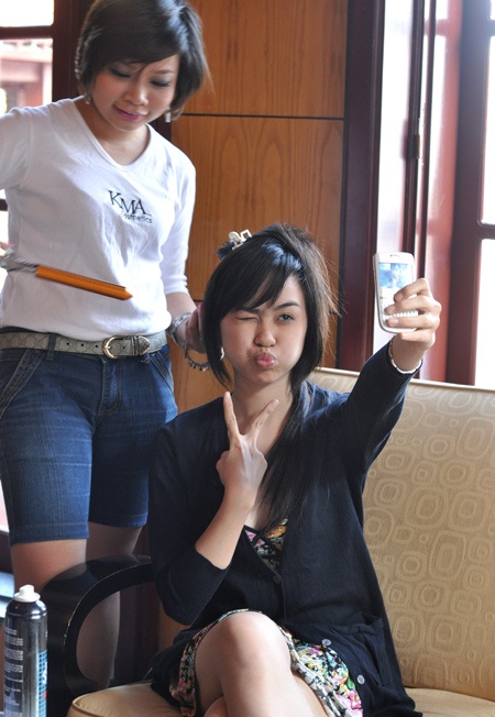 "Đột nhập" hậu trường trang điểm thí sinh Miss Teen trước giờ G - 3