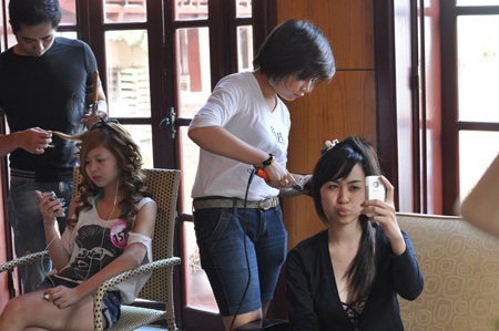 "Đột nhập" hậu trường trang điểm thí sinh Miss Teen trước giờ G - 4