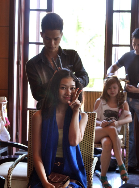"Đột nhập" hậu trường trang điểm thí sinh Miss Teen trước giờ G - 10