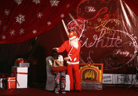 Sắc đỏ - trắng tràn ngập dạ tiệc Noel trường RMIT - 7