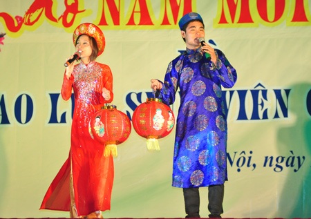 SV quốc tế ngẫu hứng chào đón năm mới 2012 - 3 SV quốc tế ngẫu hứng chào đón năm mới 2012 - 3