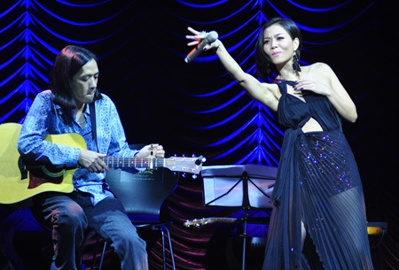 Thu Minh tình tứ với “Quý ông nhạc rock” Anh Khoa - 8