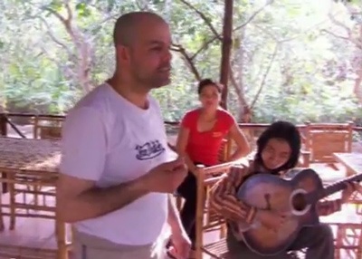 Xem lại clip “ông Tây hát cải lương” đầy thú vị - 1