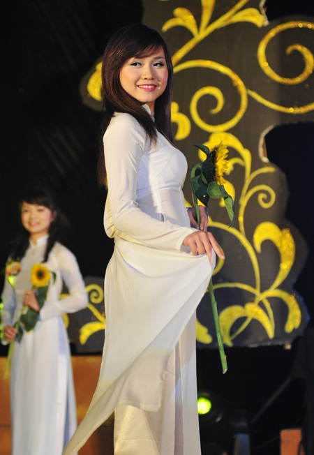 Ngỡ ngàng người đẹp SV “trót quên” tên Bộ trưởng GTVT - 4 Ngỡ ngàng người đẹp SV “trót quên” tên Bộ trưởng GTVT - 4