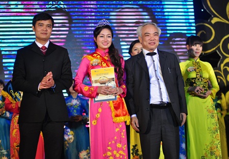 Ngỡ ngàng người đẹp SV “trót quên” tên Bộ trưởng GTVT - 3 Ngỡ ngàng người đẹp SV “trót quên” tên Bộ trưởng GTVT - 3