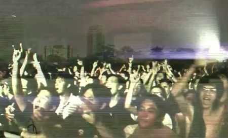 Phiên bản rock “Nối vòng tay lớn” bất ngờ tạo “bão” - 4 Phiên bản rock “Nối vòng tay lớn” bất ngờ tạo “bão” - 4