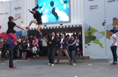 Độc đáo màn flashmob được “taekwondo hóa” - 2 Độc đáo màn flashmob được “taekwondo hóa” - 2