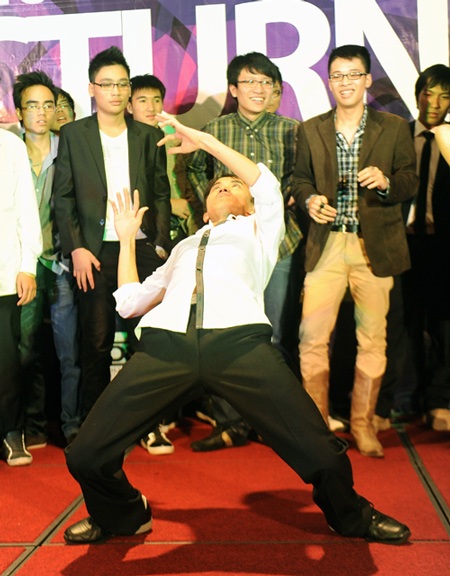 Nữ sinh trường Ams bốc lửa tại dạ tiệc chào năm mới - 2