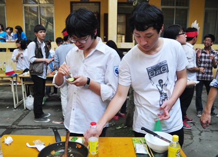 Teen boy Chuyên ngữ “đáng yêu” vào bếp mừng 8/3
