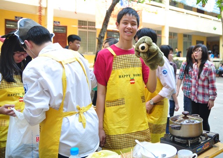 Teen boy Chuyên ngữ “đáng yêu” vào bếp mừng 8/3
