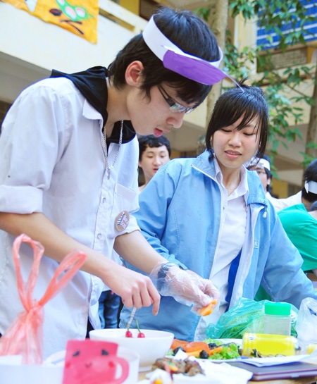 Teen boy Chuyên ngữ “đáng yêu” vào bếp mừng 8/3