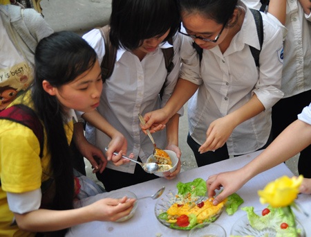 Teen boy Chuyên ngữ “đáng yêu” vào bếp mừng 8/3