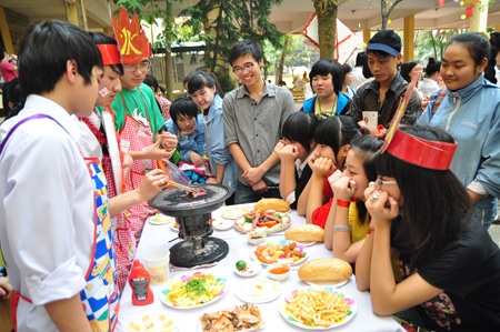 Teen boy Chuyên ngữ “đáng yêu” vào bếp mừng 8/3