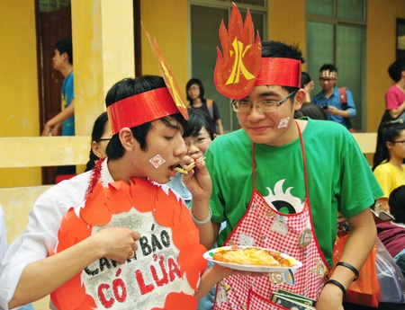 Teen boy Chuyên ngữ “đáng yêu” vào bếp mừng 8/3