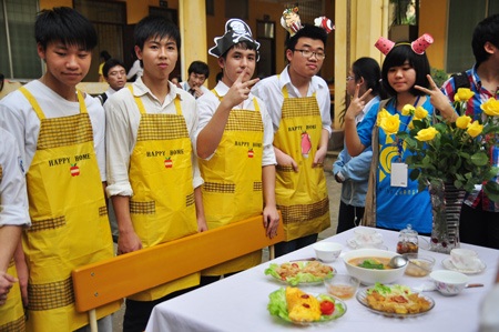 Teen boy Chuyên ngữ “đáng yêu” vào bếp mừng 8/3