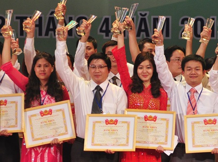 Hà Nội vinh danh 100 đảng viên trẻ tiêu biểu 2012 - 2 Hà Nội vinh danh 100 đảng viên trẻ tiêu biểu 2012