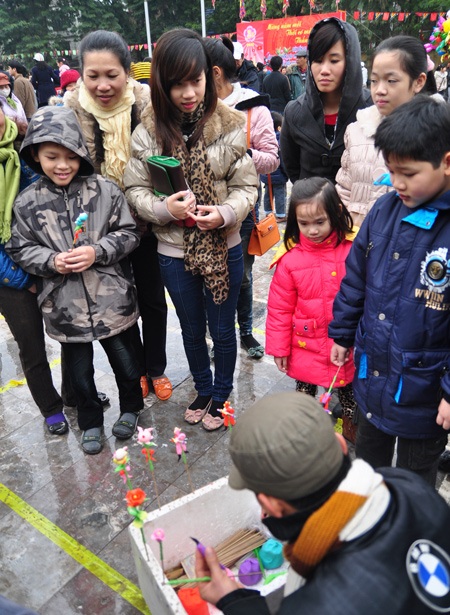 Bạn trẻ “say” tò he, cờ người tại hội Gò Đống Đa - 11