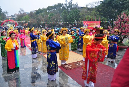 Bạn trẻ “say” tò he, cờ người tại hội Gò Đống Đa - 3