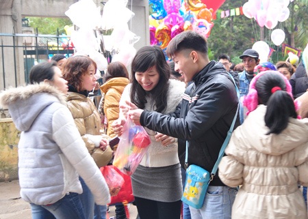 Bạn trẻ “say” tò he, cờ người tại hội Gò Đống Đa - 10