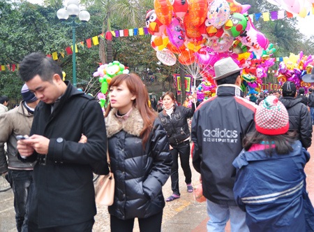 Bạn trẻ “say” tò he, cờ người tại hội Gò Đống Đa - 14