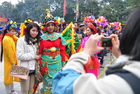 Bạn trẻ “say” tò he, cờ người tại hội Gò Đống Đa - 8