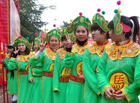 Bạn trẻ “say” tò he, cờ người tại hội Gò Đống Đa - 7