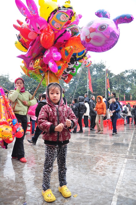 Bạn trẻ “say” tò he, cờ người tại hội Gò Đống Đa - 9