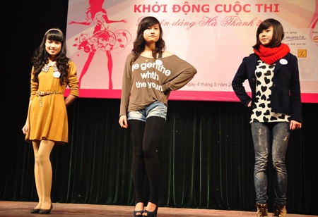 Nữ sinh cấp 3 Hà thành khoe dáng