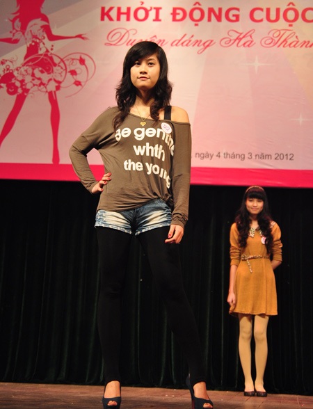 Nữ sinh cấp 3 Hà thành khoe dáng