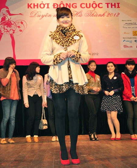 Nữ sinh cấp 3 Hà thành khoe dáng