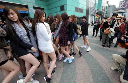 Thiếu nữ Đài Loan diện “quần nhỏ” nơi công cộng - 3 Thiếu nữ Đài Loan diện “quần nhỏ” nơi công cộng - 3