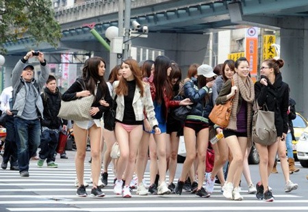 Thiếu nữ Đài Loan diện “quần nhỏ” nơi công cộng - 1 Thiếu nữ Đài Loan diện “quần nhỏ” nơi công cộng - 1