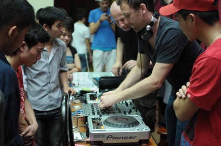 Sinh viên thử tài làm DJ cùng nghệ sĩ quốc tế - 1 Sinh viên thử tài làm DJ cùng nghệ sĩ quốc tế