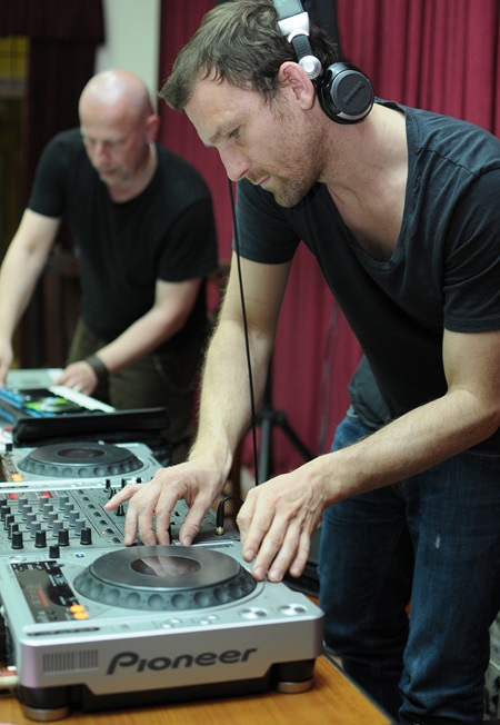 Sinh viên thử tài làm DJ cùng nghệ sĩ quốc tế - 4 Sinh viên thử tài làm DJ cùng nghệ sĩ quốc tế