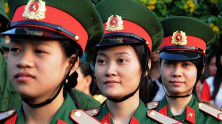Con gái mặc áo lính - 1 Con gái mặc áo lính - 1