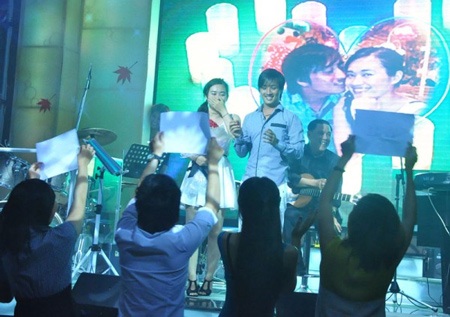 Xem màn cầu hôn đầy lãng mạn của chàng trai Sài thành - 1 Xem màn cầu hôn đầy lãng mạn của chàng trai Sài thành - 1