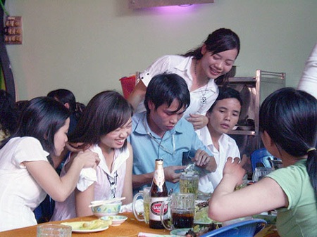 Làm người yêu giả, SV "chân dài" kiếm bộn ngày Tết - 1