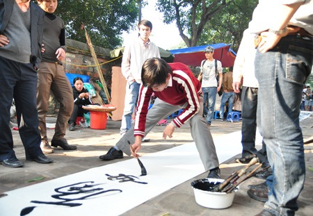 Trình làng bức thư pháp dài cả trăm mét tại phố ông Đồ - 3