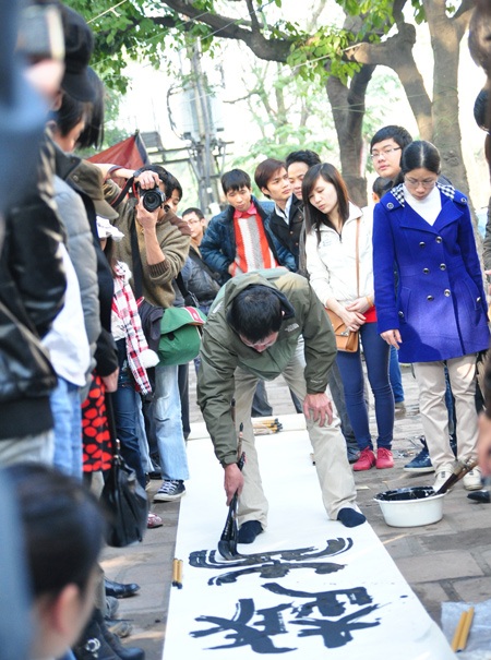 Trình làng bức thư pháp dài cả trăm mét tại phố ông Đồ - 4