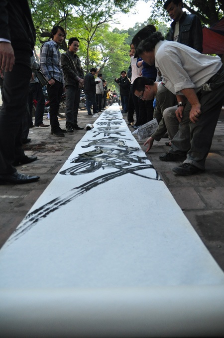 Trình làng bức thư pháp dài cả trăm mét tại phố ông Đồ - 12