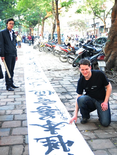 Trình làng bức thư pháp dài cả trăm mét tại phố ông Đồ - 2