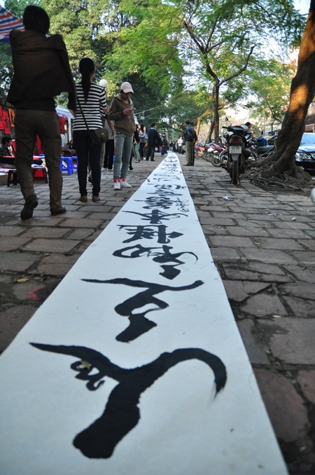 Trình làng bức thư pháp dài cả trăm mét tại phố ông Đồ - 1