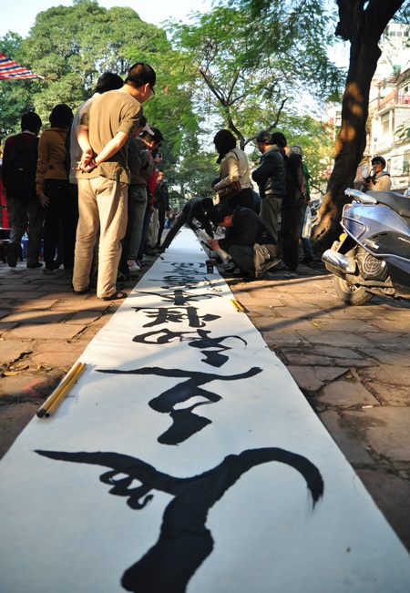 Trình làng bức thư pháp dài cả trăm mét tại phố ông Đồ - 11