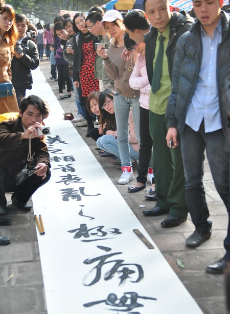 Trình làng bức thư pháp dài cả trăm mét tại phố ông Đồ - 10