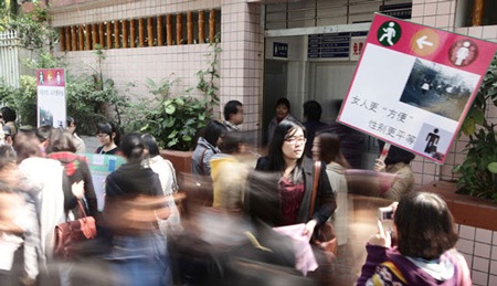 Nữ sinh Trung Quốc biểu tình đòi “bình đẳng toilet” - 1